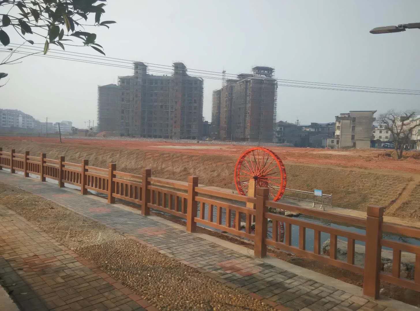 護欄采用承插式連接件進行安裝